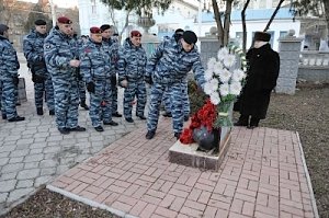 Евпаторийские полицейские почтили память погибшего бойца спецподразделения Андрея Федюкина