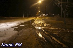 В Керчи по дороге течет река воды