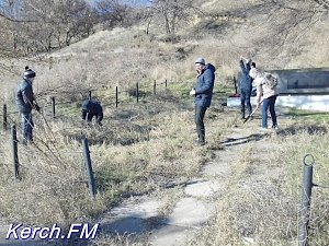 В Керчи студенты убирали территорию у братской могилы в Аршинцево