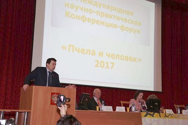 Олег Лебедев выступил на международном форуме пчеловодов