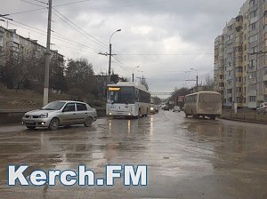 В Керчи на Свердлова затрудненно движение транспорта из-за работ водоканала