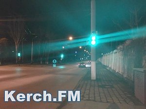 В Керчи на светофоре Кирова-Еременко дорисовали контурную стрелку
