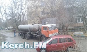 В Керчи водоканалу ежедневно приходится откачивать канализацию в жилом районе