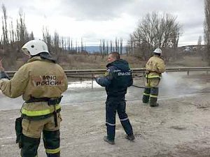 Спасателям пришлось деблокировать из автомобиля пострадавшего в ДТП под Белогорском мужчину