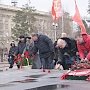 В преддверии Дня Советской армии и военно-морского флота сталинградские коммунисты и сторонники партии провели митинг и возложили цветы к Вечному огню на Аллее Героев