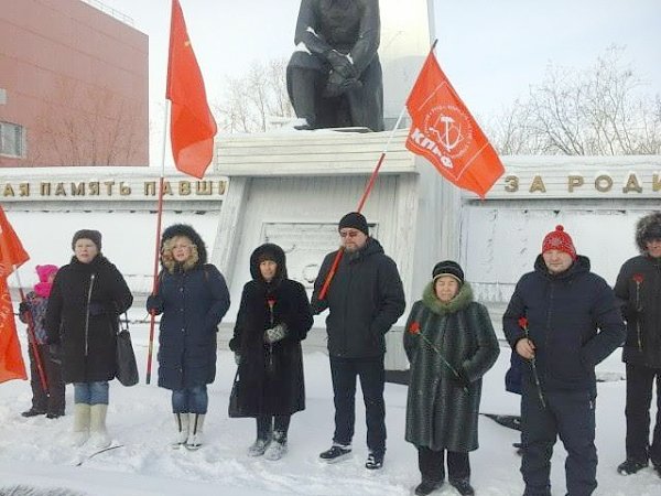 В Салехарде прошёл пикет, посвященный Дню Советской Армии и ВМФ