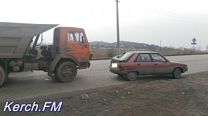 В Керчи грузовик столкнулся с легковушкой