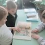 В керченской библиотеке школьники читали Толстого