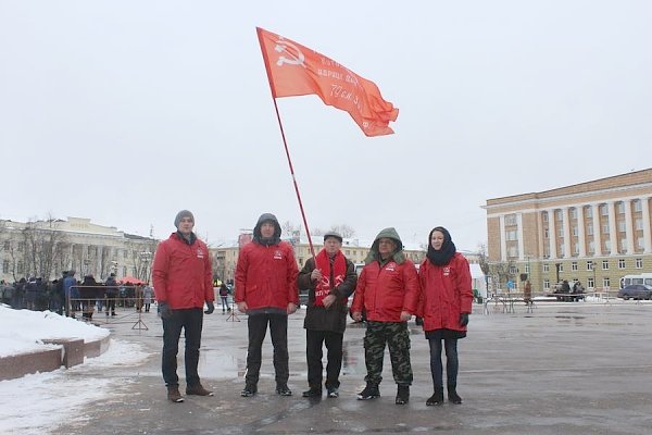 Новгородские коммунисты приняли участие в общегородском празднике в честь годовщины создания Советской Армии и Военно-Морского Флота