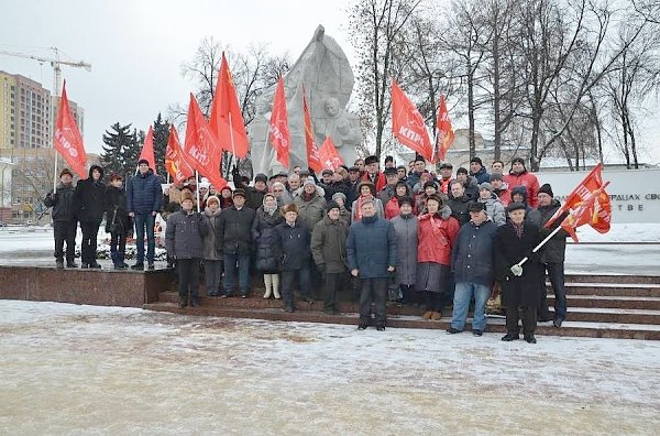 Рязанские коммунисты провели акции у Вечного Огня и монумента Победы
