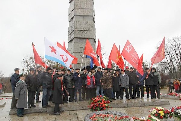 Калининградские коммунисты отметили день Советской Армии и Военно-Морского Флота