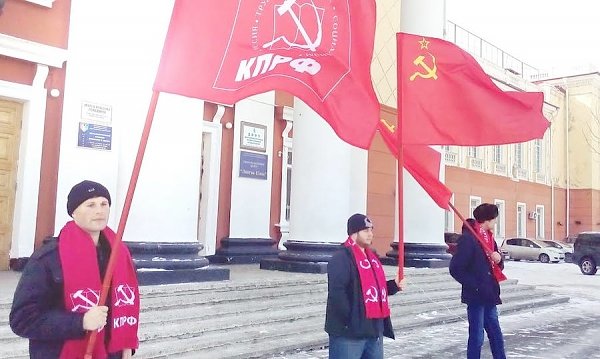 Приморский край. Под флагами КПРФ в городе Артеме прошёл митинг протеста против жилищно-коммунального беспредела