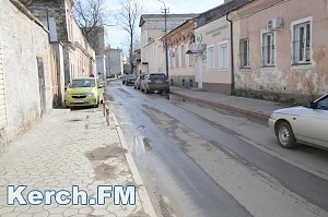 В Керчи по улице Театральной течет канализация
