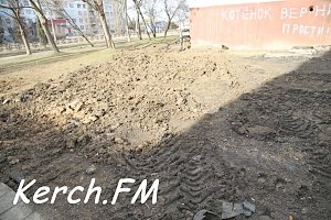 Керчане жалуются на глубокую яму на Ворошилова, которую оставил «Крымтеплокоммунэнерго»