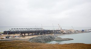 Строители готовятся к монтажу арок судоходных пролётов Крымского моста