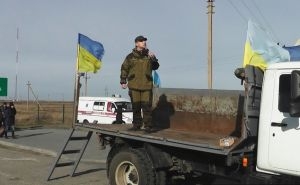 На пикет у крымской границы явились пару десятков меджлисовцев и "грызущий" чиновник