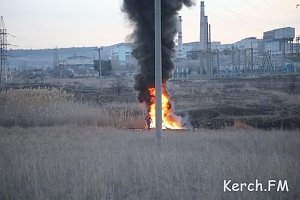 В Керчи за гаражным кооперативом неизвестные жгли покрышки