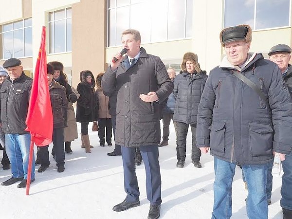 Свердловские коммунисты приняли участи в народном сходе в городе Карпинск
