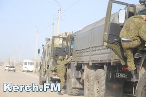 В Керчи на Буденного стоит колонна военной техники