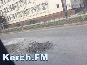 В Керчи собираются заасфальтировать яму на Свердлова, затрудненно движение