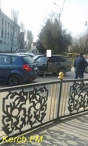 В Керчи водитель ВАЗа зацепил на парковке иномарку и уехал