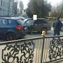 В Керчи водитель ВАЗа зацепил на парковке иномарку и уехал