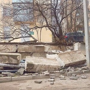 На Циолковского, 21 упала подпорная стенка