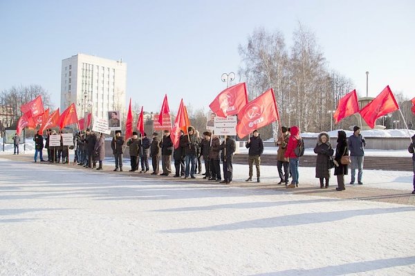 Томские коммунисты провели пикет в память об И. В. Сталине.