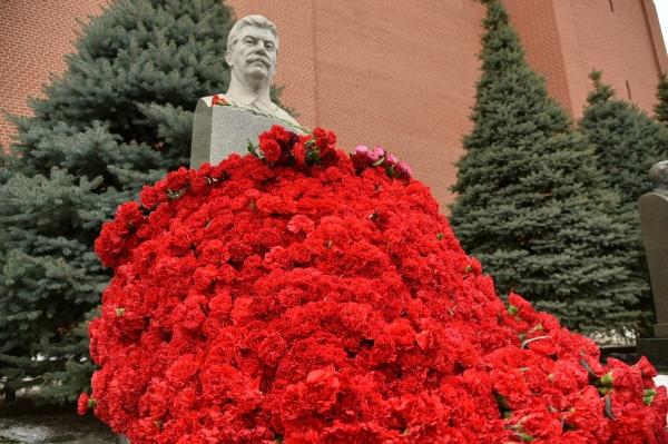 В столице России прошла акция "Две гвоздики для товарища Сталина"