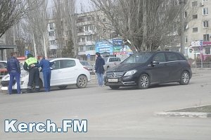 В Керчи на автовокзале столкнулись «Volkswagen» и «Peugeot»