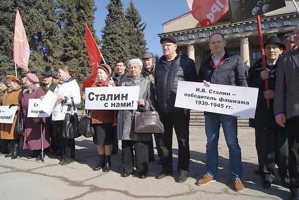 Сталинградские коммунисты провели пикет, посвященный памяти Сталина