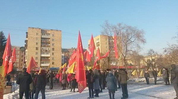 Комсомольцы Красноярска приняли участие в митинге протеста против ухудшения социально-экономической жизни красноярцев