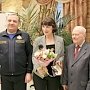 Женщины системы МЧС России принимают поздравления с 8 марта