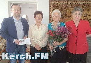 В Керчи ветеран ВОВ отметила свой 90-летний юбилей