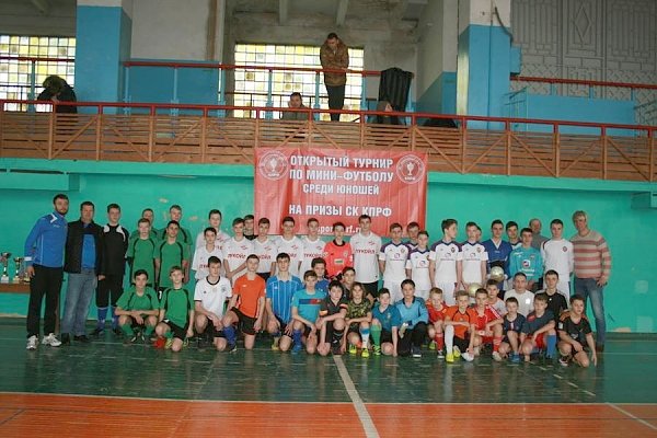 Спортклуб КПРФ провел детский турнир по футболу на Донбассе