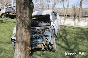 В Керчи машина влетела в дерево