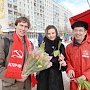 Коммунисты и комсомольцы Республики Коми на оживленных улицах Сыктывкара поздравили женщин с Международным женским днём