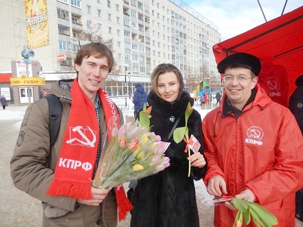 Коммунисты и комсомольцы Республики Коми на оживленных улицах Сыктывкара поздравили женщин с Международным женским днём