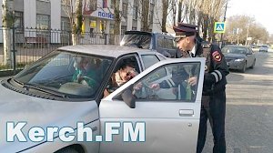 В Ленинском районе ГИБДД останавливали женщин-водителей, чтобы подарить цветы