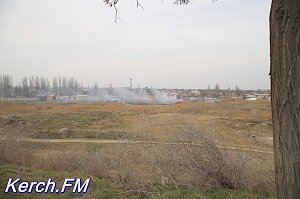 В Керчи горит сухая трава в районе Горьковского моста