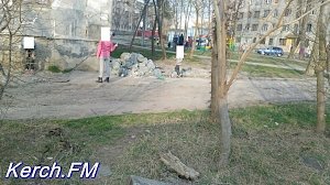 В Керчи образовалась свалка строительного мусора около общежитий в Аршинцево
