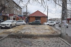 На центральном рынке Симферополя торговцы самостоятельно снесли собственный торговый ларёк