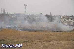 Керчан просят убирать сухую траву вблизи жилых строек во избежание пожаров