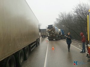 Под Старым Крымом бетономешалка смяла легковой автомобиль