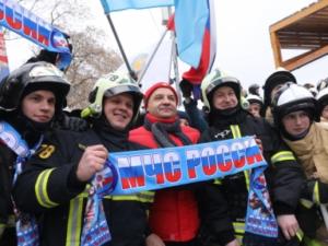 Спасатели Крыма приняли участие в шествии в честь Дня общекрымского референдума