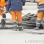 Строители дорог в Симферополе «из-за лени» продолжают асфальтировать лужи