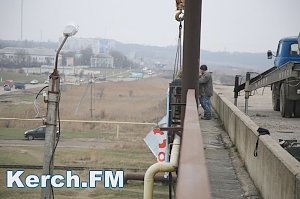 В Керчи на Будёновском мосту снимали билборды, какие погнула фура