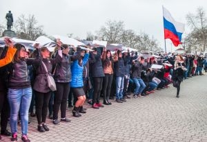 Севастопольские студенты создали огромный живой российский флаг к годовщине референдума