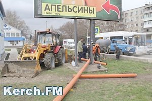 В Керчи на Горького водоканал устраняет порыв