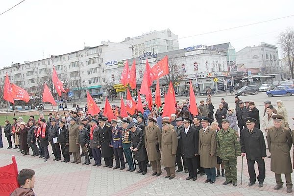 Республика Крым. На главной площади Симферополя прошёл митинг протеста КПРФ